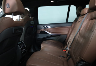 Подержанный автомобиль BMW X7 2020 года (24 фото)