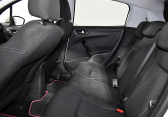 Подержанный автомобиль Peugeot 208 2013 года (11 фото)