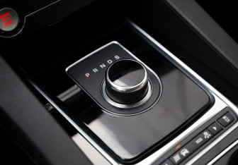 Подержанный автомобиль Jaguar F-Pace 2017 года (20 фото)