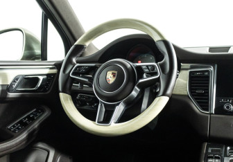 Подержанный автомобиль Porsche Macan 2016 года (23 фото)
