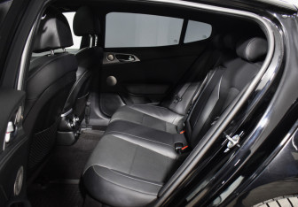 Подержанный автомобиль Kia Stinger 2023 года (11 фото)