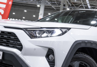 Подержанный автомобиль Toyota RAV4 2022 года (2 фото)