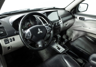 Подержанный автомобиль Mitsubishi Pajero Sport 2011 года (11 фото)