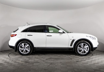 Подержанный автомобиль Infiniti QX70 2013 года (4 фото)