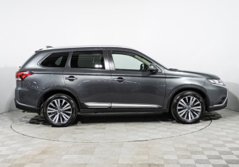 Подержанный автомобиль Mitsubishi Outlander 2020 года (4 фото)