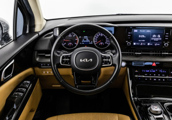Подержанный автомобиль Kia Carnival 2022 года (13 фото)