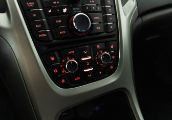 Подержанный автомобиль Opel Astra Hatchback 2012 года (15 фото)