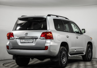 Подержанный автомобиль Toyota Land Cruiser Suv 2014 года (5 фото)