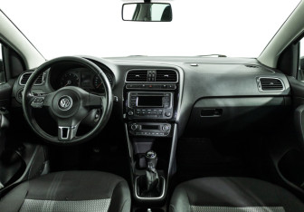 Подержанный автомобиль Volkswagen Polo Sedan 2014 года (13 фото)
