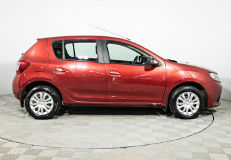 Подержанный автомобиль Renault Sandero 2015 года (4 фото)