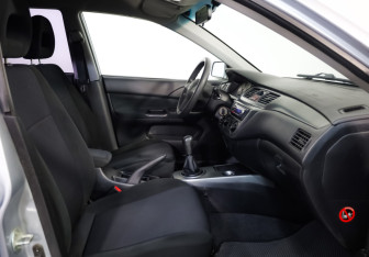 Подержанный автомобиль Mitsubishi Lancer Sedan 2006 года (17 фото)