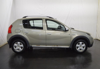 Подержанный автомобиль Renault Sandero 2012 года (4 фото)