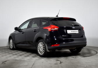 Подержанный автомобиль Ford Focus Hatchback 2017 года (7 фото)