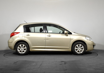 Подержанный автомобиль Nissan Tiida Hatchback 2011 года (4 фото)