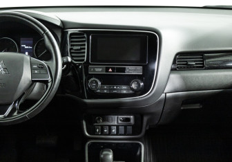 Подержанный автомобиль Mitsubishi Outlander 2019 года (14 фото)