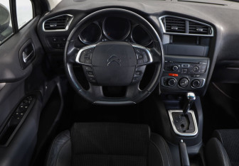 Подержанный автомобиль Citroen C4 Hatchback 2011 года (10 фото)