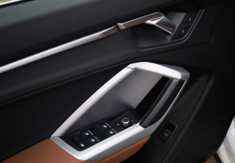 Подержанный автомобиль Audi Q3 2020 года (15 фото)