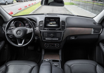 Подержанный автомобиль Mercedes-Benz GLE 2016 года (13 фото)