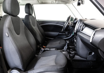 Подержанный автомобиль MINI Hatch 2011 года (16 фото)