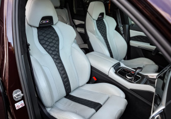 Подержанный автомобиль BMW X5 M 2021 года (6 фото)