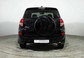 Подержанный автомобиль Toyota RAV4 2007 года (6 фото)