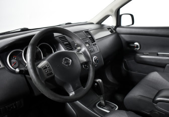 Подержанный автомобиль Nissan Tiida Hatchback 2010 года (9 фото)