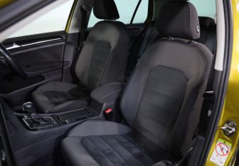 Подержанный автомобиль Volkswagen Golf Hatchback 2017 года (21 фото)