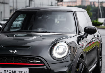 Подержанный автомобиль MINI Hatch 2020 года (2 фото)