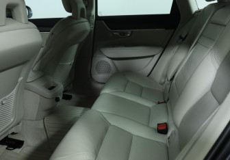 Подержанный автомобиль Volvo V90 Cross Country 2017 года (12 фото)