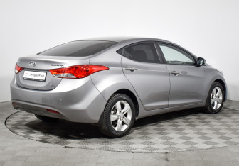 Подержанный автомобиль Hyundai Elantra Sedan 2011 года (5 фото)