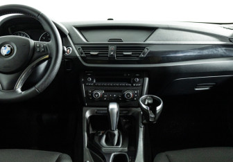 Подержанный автомобиль BMW X1 2011 года (14 фото)