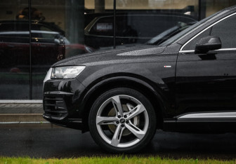 Подержанный автомобиль Audi Q7 2018 года (10 фото)