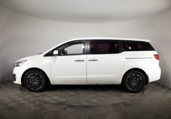 Подержанный автомобиль Kia Carnival 2016 года (8 фото)