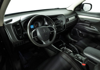 Подержанный автомобиль Mitsubishi Outlander 2018 года (11 фото)
