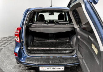 Подержанный автомобиль Toyota RAV4 2010 года (21 фото)