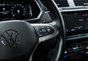 Подержанный автомобиль Volkswagen Tiguan 2022 года (25 фото)