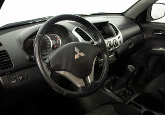 Подержанный автомобиль Mitsubishi L200 2014 года (19 фото)