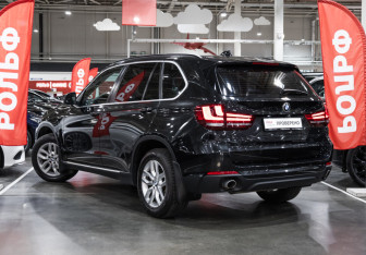 Подержанный автомобиль BMW X5 2015 года (11 фото)