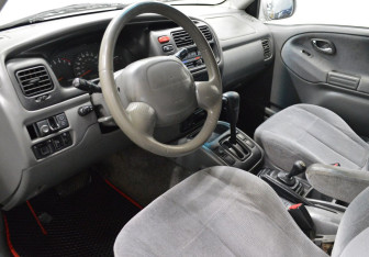 Подержанный автомобиль Suzuki Grand Vitara 2002 года (10 фото)