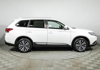 Подержанный автомобиль Mitsubishi Outlander 2019 года (4 фото)