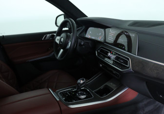 Подержанный автомобиль BMW X5 2022 года (10 фото)