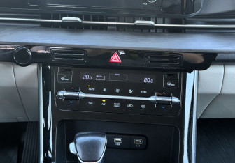 Подержанный автомобиль Kia Carnival 2021 года (13 фото)