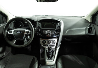 Подержанный автомобиль Ford Focus Sedan 2011 года (13 фото)