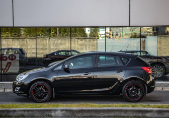 Подержанный автомобиль Opel Astra Hatchback 2011 года (9 фото)