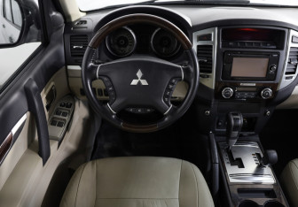 Подержанный автомобиль Mitsubishi Pajero 2019 года (11 фото)