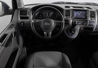 Подержанный автомобиль Volkswagen Caravelle 2013 года (11 фото)