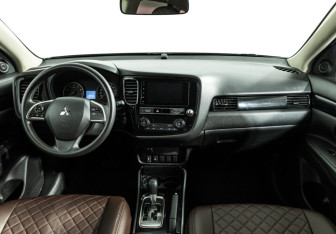 Подержанный автомобиль Mitsubishi Outlander 2019 года (13 фото)