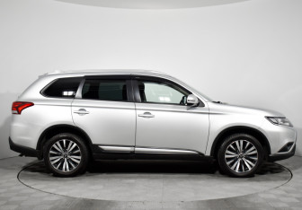 Подержанный автомобиль Mitsubishi Outlander 2019 года (5 фото)