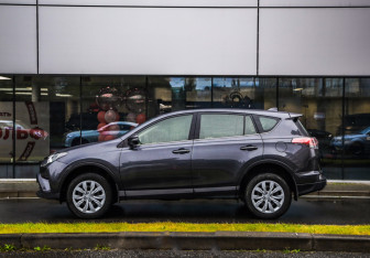 Подержанный автомобиль Toyota RAV4 2015 года (9 фото)