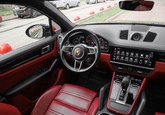 Подержанный автомобиль Porsche Cayenne 2021 года (13 фото)